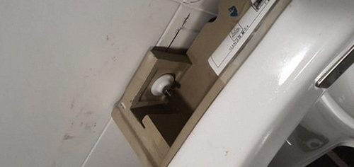 평택 하수구막힘 배수구 주변의 물 고임과 배수 상태를 확인하는 모습