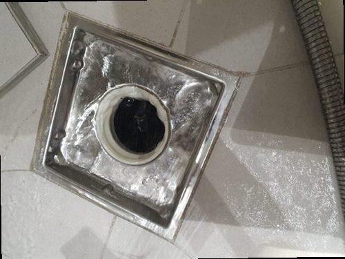평택 하수구막힘 분리한 배수 트랩을 세척하고 상태를 확인하는 과정